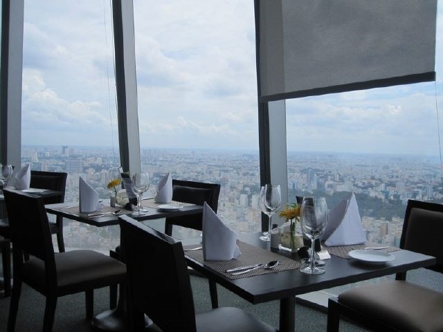 Strata Restaurant: Không có kính hay màn hình cảm ứng như Saigon Skydeck tại tầng 49, song điểm cộng của nhà hàng là bạn có thể thỏa mái ngả lưng, thư giãn, nếm món ăn hay thức uống mình yêu thích với mức giá từ 59.000 đồng. Mức giá khá rẻ cho một view ngắm Sài Gòn từ trên cao hay xem bắn pháo hoa. ảnh: Wikivietnam.