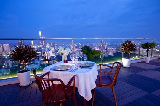 1960 President Café & Restaurant: Tọa lạc trên tầng thượng tòa nhà Sailing Tower, 1960 President cho tầm nhìn rộng ra toàn cảnh khuôn viên Dinh Độc Lập. Đây là một vị trí vô cùng lý tưởng để chiêm ngưỡng thành phố từ trên cao và ngắm những màn pháo hoa bung nở trên bầu trời.