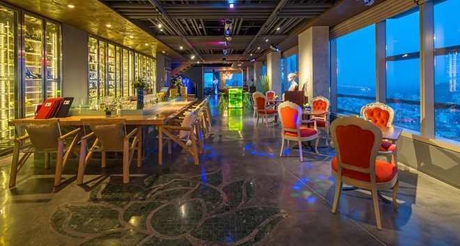   Nhà hàng Cobalt: Nằm trên tầng thượng của khách sạn Pullman Saigon Centre, Cobalt chuyên phục vụ các món ăn Tapas – khai vị Tây Ban Nha. Nhà hàng được xem là điểm đến tuyệt vời với sân thượng ngoài trời lộng gió cùng không gian dễ chịu trong nhà. Đây cũng là một trong những nơi ngắm nhìn Sài Gòn từ trên cao.  