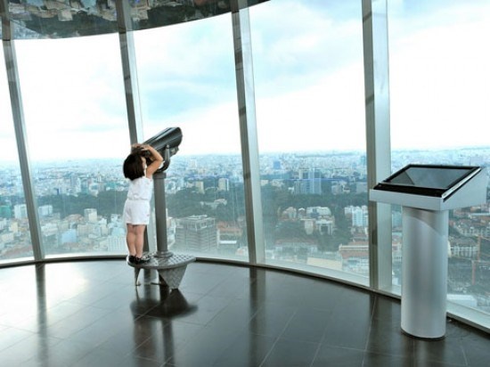 Đài quan sát tòa nhà Bitexco: Saigon Skydeck hiện là đài quan sát đầu tiên của Việt Nam ở độ cao 178 m – tọa lạc trên tầng 49 tòa tháp Bitexco Financial Tower. Theo đánh giá của nhiều người, đây là nơi tuyệt vời nhất ngắm toàn cảnh Sài Gòn từ trên cao và quan sát cận cảnh các điểm tham quan nổi tiếng thông qua kính viễn vọng và hệ thống màn hình cảm ứng 