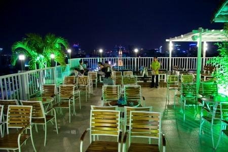   Cà phê Panorama: Nằm ở vị trí đắc địa trên sân thượng cao ốc Sài Gòn Center, trước khi có tòa nhà Bitexco, đây là quán cà phê ngắm Sài Gòn đẹp nhất. Trong đêm, tại bất cứ vị trí nào của quán cà phê này, bạn đều cảm nhận được một Sài Gòn sinh động và nhộn nhịp. Một Sài Gòn lung linh đầy mê hoặc ở từng con đường, từng địa danh.  