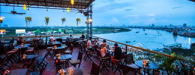   M. Bar – Khách sạn Majestic:  Nằm trên độ cao lý tưởng của khách sạn, M. Bar được xem là viên ngọc quý của Majestic với góc view có thể nhìn ra bao quát được toàn bộ bến Bạch Đằng, bến Nhà Rồng. ảnh: jesticsaigon.com.vn