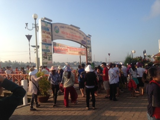 Những ngày nghỉ lễ, du khách đến Cần Thơ đi tham quan chợ nổi rất đông.