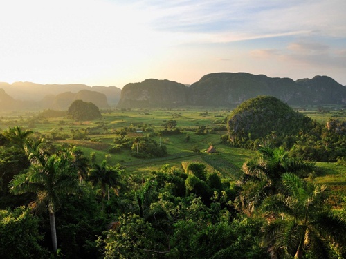 Thật tuyệt vời nếu được đi săn chim, đi bộ đường dài, hay leo núi đá ở thung lũng Viñales.