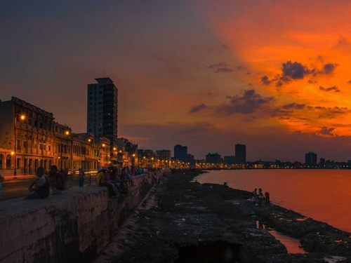 Hoàng hôn tuyệt đẹp ở đường đê biển Malecon, thủ đô La Habana.