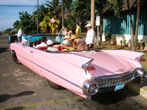 Du khách có thể thuê xe ôtô cổ dạo chơi.