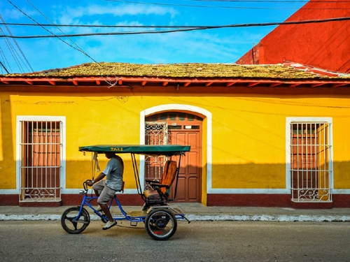 Ngay cả những chiếc xích lô chở khách cũng thật lôi cuốn.