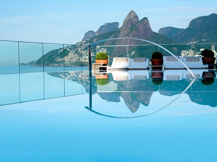 Khách sạn Fasano của Rio de Janeiro, Brazil có mộ hồ bơi trên sân thượng nhìn ra được núi Sugarloaf và bãi biển Ipanema. Hồ bơi nằm ở giữa trung tâm của khu vực đông đúc nổi tiếng nhất của Rio.