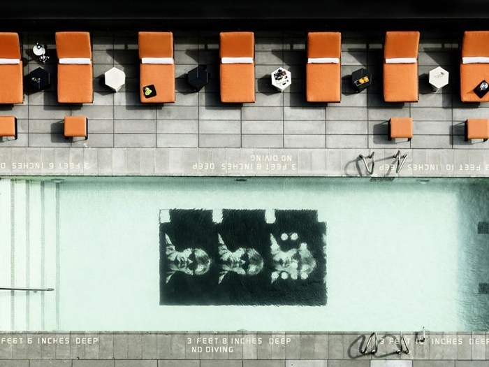 Sixty LES tại thành phố New York là một bể bơi ngoài trời sang trọng với hình ảnh của nhân vật nổi tiếng Andy Warhol nổi dưới nổi dưới đáy bể.