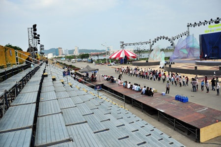 Khán đài 10.000 chỗ ngồi đã lắp đặt xong từ cuối tháng 4. Ảnh: Theo baoquangninh.