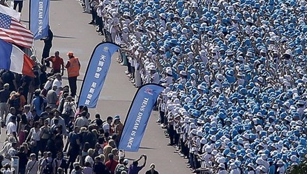 Ty phu Trung Quoc cho 6.400 nhan vien di du lich o Phap hinh anh