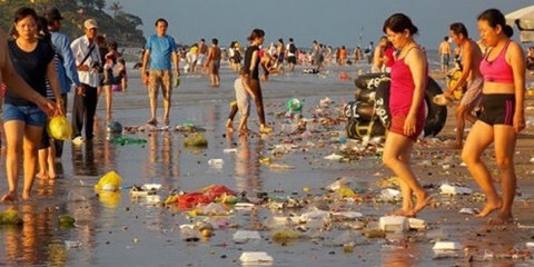 Rác thải đầy bãi biển.