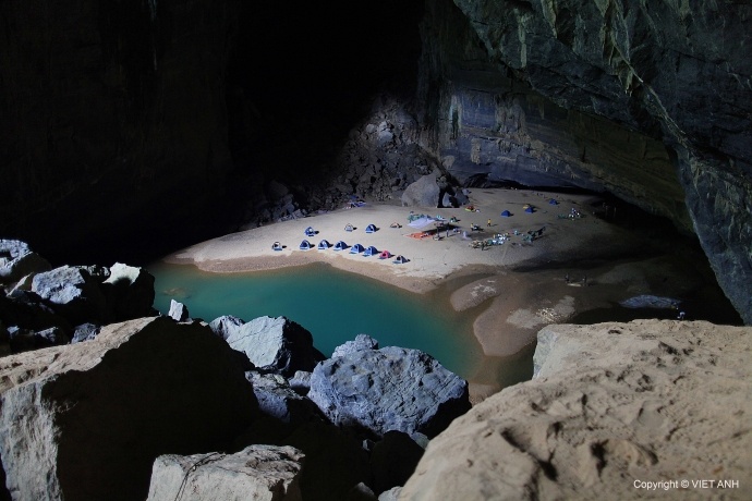 Cắm trại trong hang Én. Ảnh: Việt Anh.