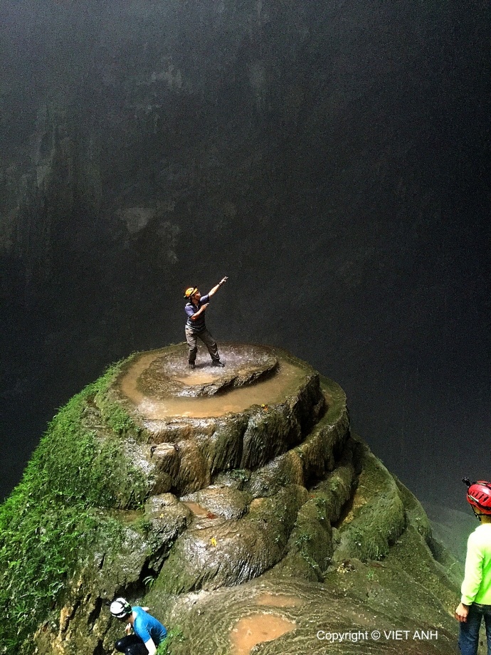 Các nhà thám hiểm ngất ngây với vẻ đẹp của hang Sơn Đoòng. Ảnh: Việt Anh.