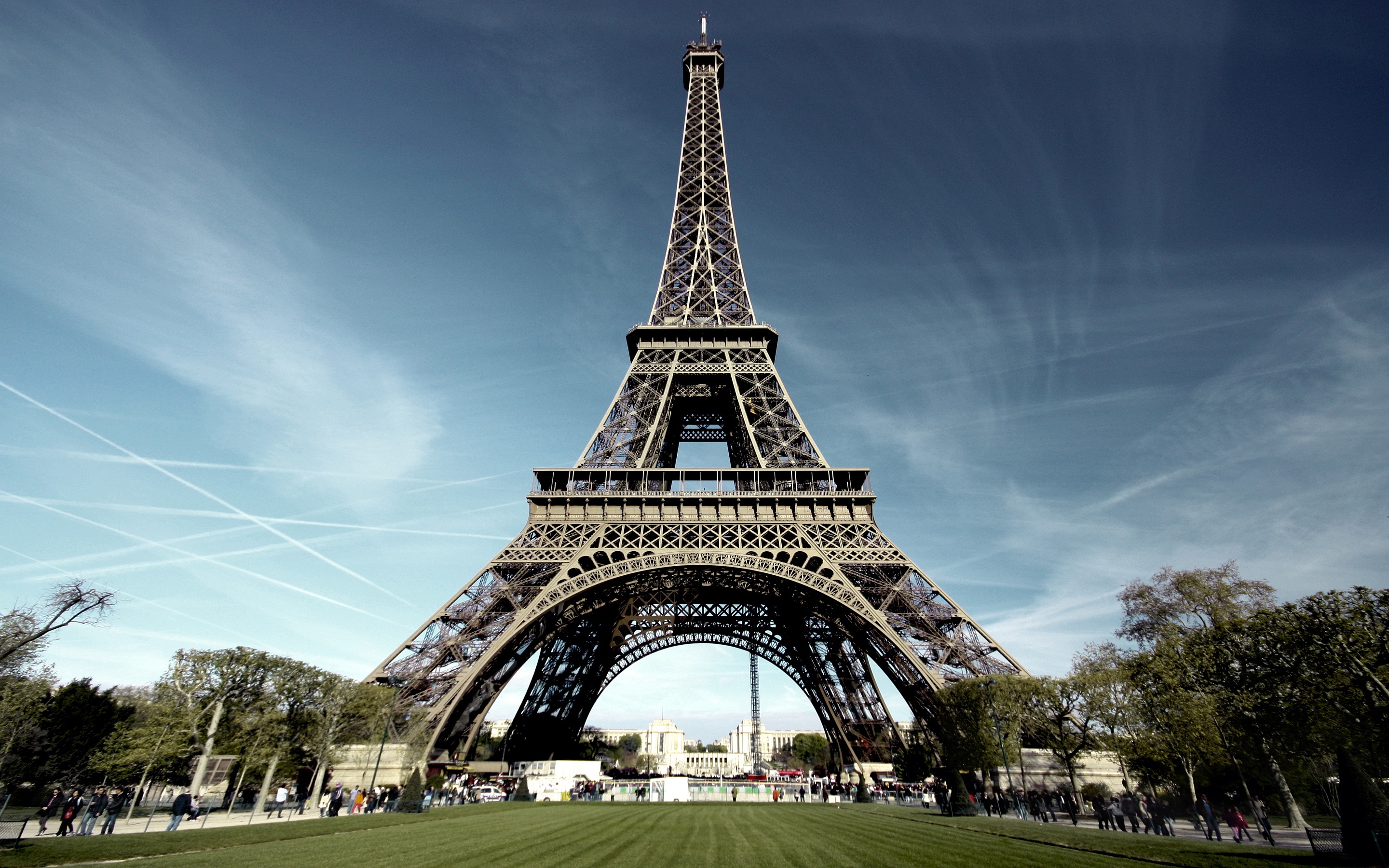 Thap Eiffel dong cua vi nan moc tui hinh anh