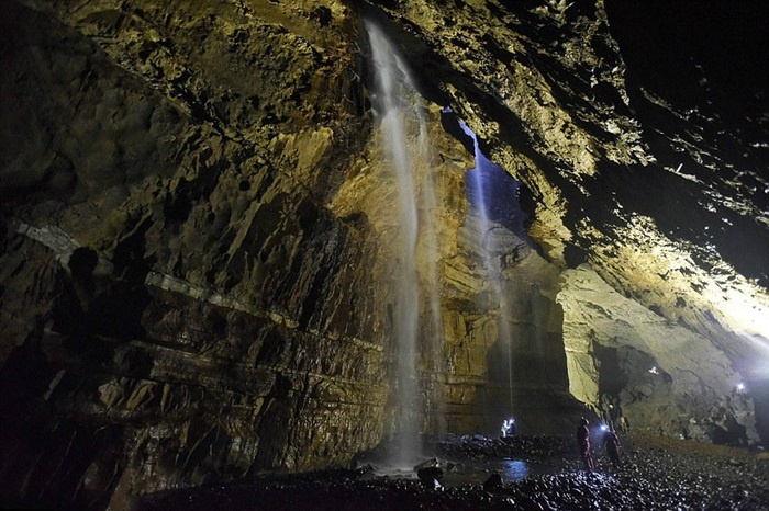 Hang dài 145 mét, rộng 25 mét, sâu 35 mét tức bằng 2 lần chiều cao của thác Niagra ở Nam Mỹ.