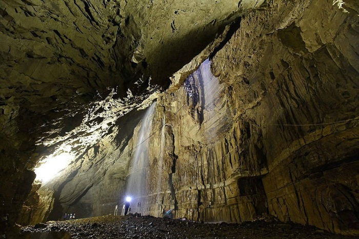 Khu vực dựng lán trại của đội thám hiểm để chuẩn bị xuống khám phá hang Gaping Gill. Mọi người ví khám phá bên trong hang như vào trung tâm của trái đất