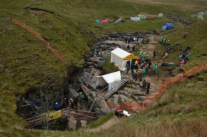 Để khám phá bên trong, mỗi người phải đu sợi dây dài xuống độ sâu hàng chục mét. Gaping Gill thuộc Vườn Quốc gia Yorkshire Dales, nằm ở phía bắc Yorkshire