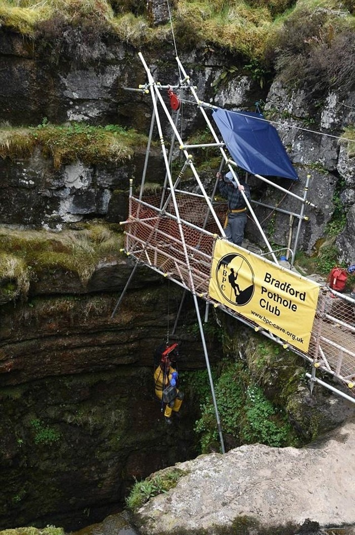Bên trong hang, cảnh quan rất kỳ thú những khối đá vôi, thạch nhũ với vô số hình dạng lạ mắt