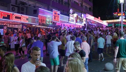 Khoa than o Magaluf bi phat 3.000 euro hinh anh