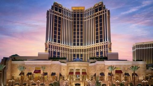 Khu nghỉ mát được thiết kế bởi Dallas, với các dãy phòng lớn và rộng nhất của Las Vegas, Mỹ.