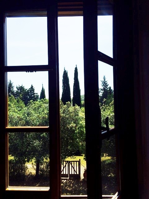 Cửa sổ phòng trọ của tôi trong trang trại ở Tuscany, Italy.