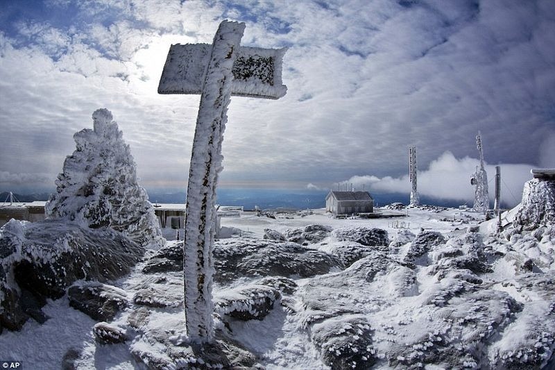 Mount Washington, New Hampshire, là đỉnh cao nhất ở Đông Bắc Hoa Kỳ và là ngọn núi nổi bật nhất phía đông của sông Mississippi. Trước khi những người định cư châu Âu đến, người bản địa gọi là núi Agiocochook, hay