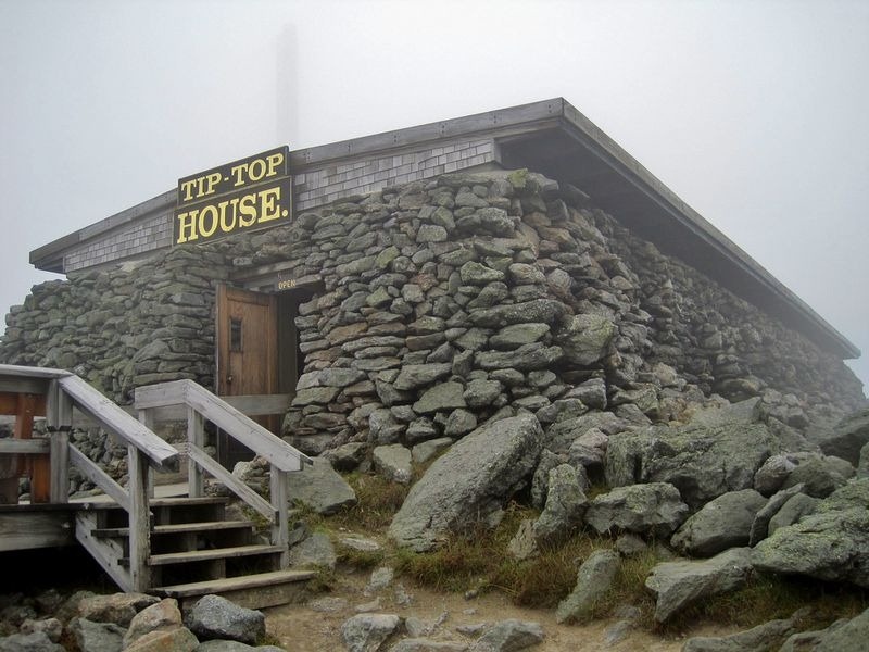 Khách sạn Tip-Top House, nằm ở gần đỉnh núi. Nó có tường dày bằng tám fit để du khách bên trong phần nào bớt đi cảm giác lạnh cóng bởi thời tiết khắc nghiệt.