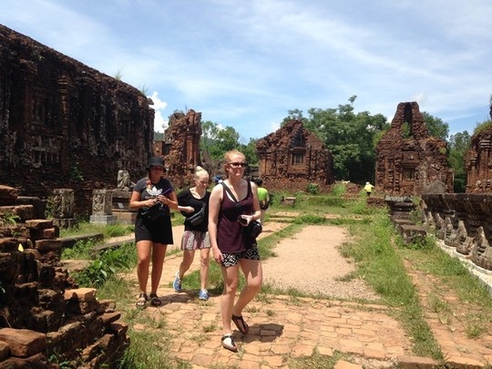 Du khách nước ngoài ở Thánh địa Mỹ Sơn - Quảng Nam. Ảnh: Thái Phương.