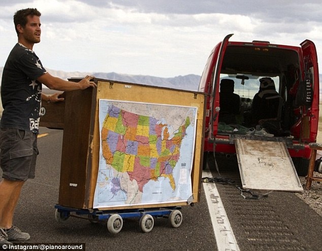 Nguoi dan ong bo viec de di du lich vong quanh the gioi hinh anh