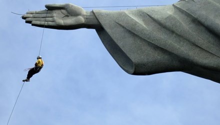 Khoanh khac 'ngan can treo soi toc' khien ban dung tim hinh anh