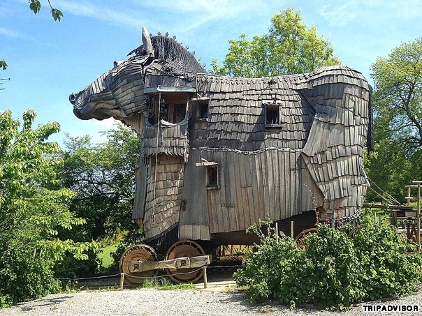 Khách sạn  La Balade des Gnomes (Bỉ):    La Balade des Gnomes trông giống như một trang trại lẻ, nhưng nó thực sự là một khách sạn với 10 phòng khách.