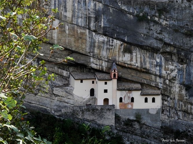 Tu viện Hermitage của San Colombano (Italia): Được xây dựng vào năm 1319 nằm chênh vênh bên một vạt đá cao 120 mét và dường như ăn sâu vào bên trong thung lũng. Tuy nhiên, bạn hoàn toàn có thể lái xe rồi đi tới tham quan tu viện.  