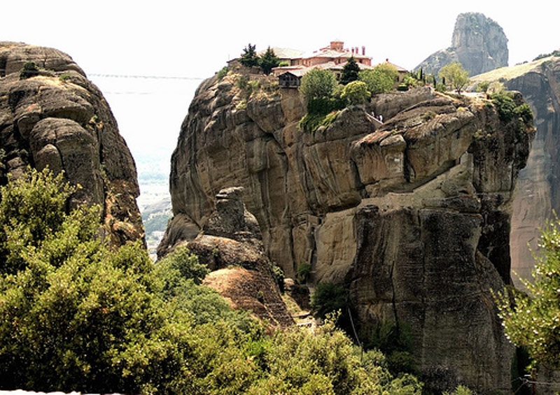 Tu viện Holy Trinity, Hy Lạp: Là tu viện lâu đời nhất trong 6 tu viên đang hoạt động. Nằm chênh vênh trên những ngọn đồi đá của Meteora, đứng từ tu viện Holy Trinity, bạn có thể phóng tầm nhìn ra toàn thị trấn Kalambaka của Hy Lạp. Tuy nhiên, để lên được trên đó, bạn phải vượt qua 140 bậc thang nằm ở độ cao khoảng 400 mét. 
