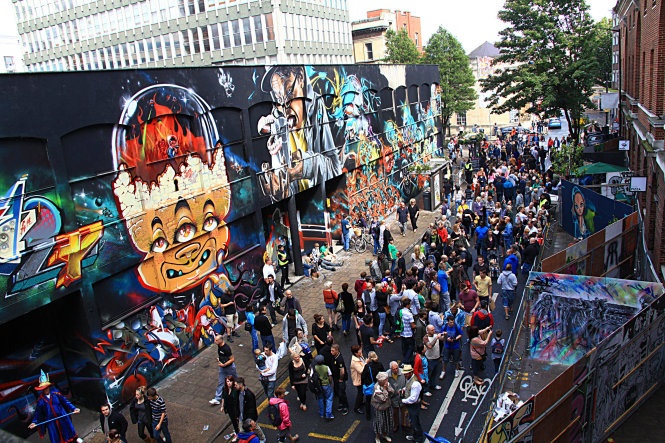 Tour doc kham pha tranh tuong duong pho chau Au hinh anh