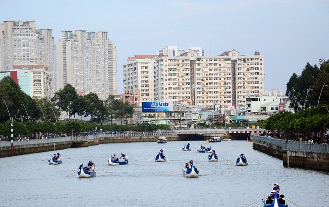 Ngam Sai Gon tu thuyen Phung hinh anh
