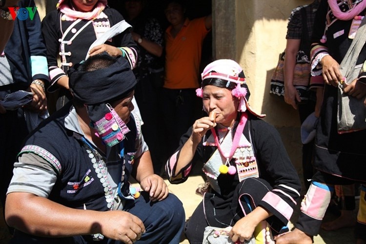 Tất cả anh em, con cháu trong bản cùng uống rượu, hát những bài dân ca mừng vụ mùa mới để chúc nhau.