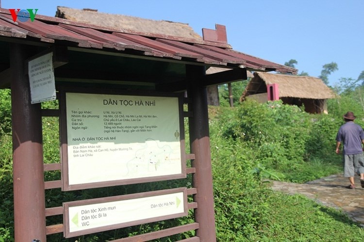 Sáng 5/9, tại làng Văn hóa – du lịch các dân tộc Việt Nam ở Đồng Mô, Sơn Tây, Hà Nội tái hiện nghi lễ Giế Khừ Già – Tết cầu mưa của người Hà Nhì đen.