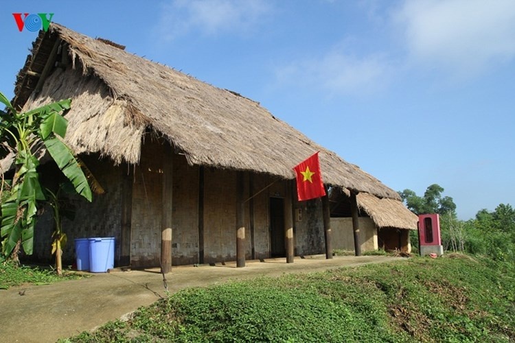 Họ quần cư chủ yếu trên dọc biên giới Việt-Trung, Việt-Lào thuộc các huyện Bát Xát (Lào Cai), Mường Tè (Lai Châu).