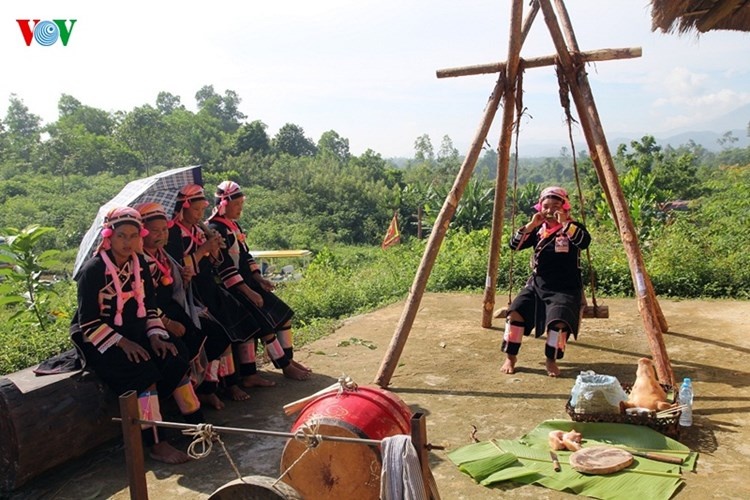Ngày đầu tiên của lễ Giế Khừ Già, nhà nào trong bản cũng dậy sớm nấu cơm, làm bánh dầy.