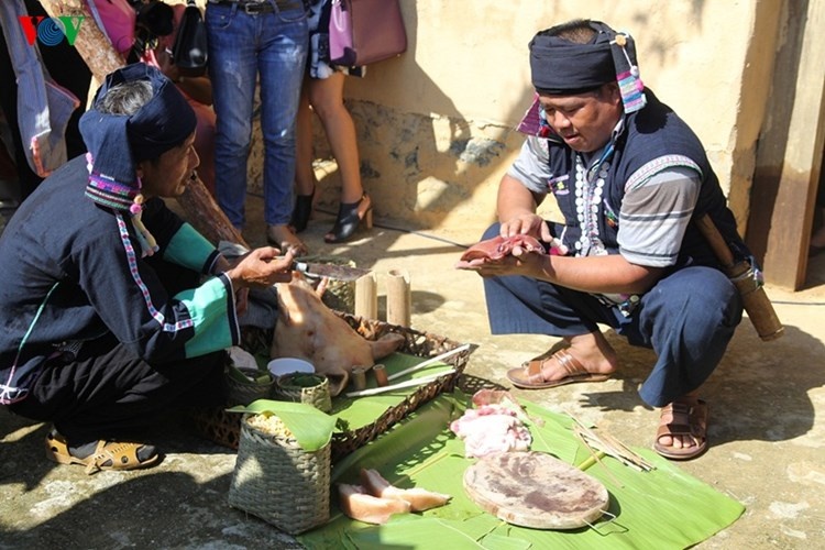 Khi thịt lợn, người ta tránh không để lá gan tổn thương. Lá gan phải còn nguyên mật lợn đặt trên mâm cúng để cho người chủ lễ xem điềm gở hay điềm lành trong năm.
