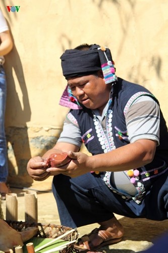 Xem bói gan lợn xong, thầy cúng, thường là người do dân bản bầu ra đã cúng cho dân bản năm trước được mạnh khỏe, làm ăn chăn nuôi phát triển, mùa màng bội thu, sửa soạn mâm cúng một lần nữa.