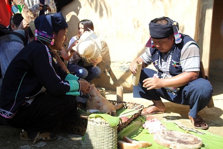 Khi đồ cũng lễ đã được sửa soạn xong, chủ lễ hướng dẫn mọi người sắp mâm cúng. Mâm cúng được đặt tại cây đu và chủ lễ sẽ khấn thần linh.