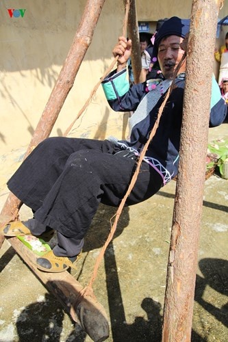 Sau đó, ông trưởng lễ đu đi, đu lại 3 lần tượng trưng cho điều xấu văng đi, điều lành mau tới.