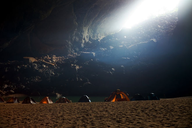 Suboi cũng cho biết, hành trình đi đến Sơn Đòong chủ yếu là đi bộ. Sau khoảng 45 phút lái xe, mọi người sẽ đến đầu đường mòn, nơi mà bạn sẽ bắt đầu trekking khoảng 1 giờ đi xuống dốc, xuyên qua rừng.