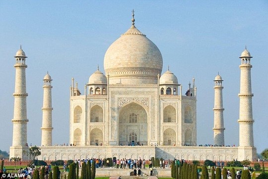 Đền Taj Mahal thu hút đông du khách.