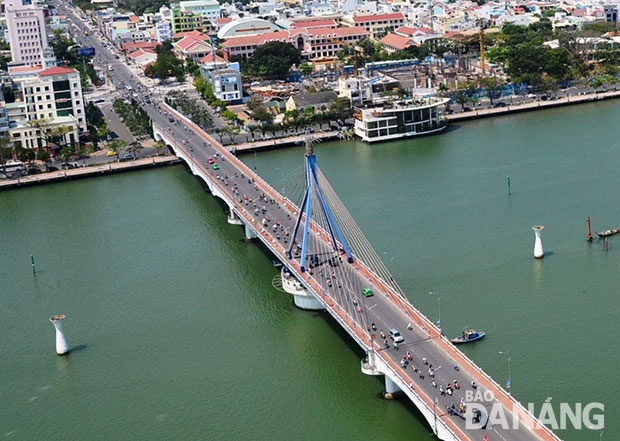 Nhiều du khách rất tiếc nuối vì chưa được xem cầu Sông Hàn quay. Ảnh: Hoàng Hiệp.