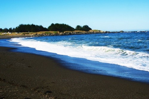  7. Biển Santo Domingo , Philippin: Bãi biển này là kết quả của sự hoạt động núi lửa Mayon. Đây là một trong những bãi biển sạch nhất trên Thế giới, vì vậy nó còn có tên là bãi biển Pha Lê.