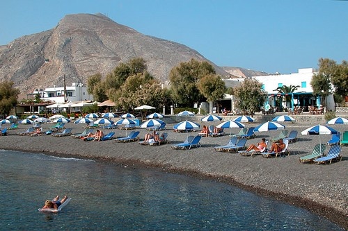 8. Biển Kamari, Hy Lạp: Kamari là một ngôi làng ven bờ biển phía Nam Santorini, nơi đây là một khu du lịch nổi tiếng với những tiện nghi như giường phơi nắng và ô dù giúp bạn thư giãn trên những bãi biển.