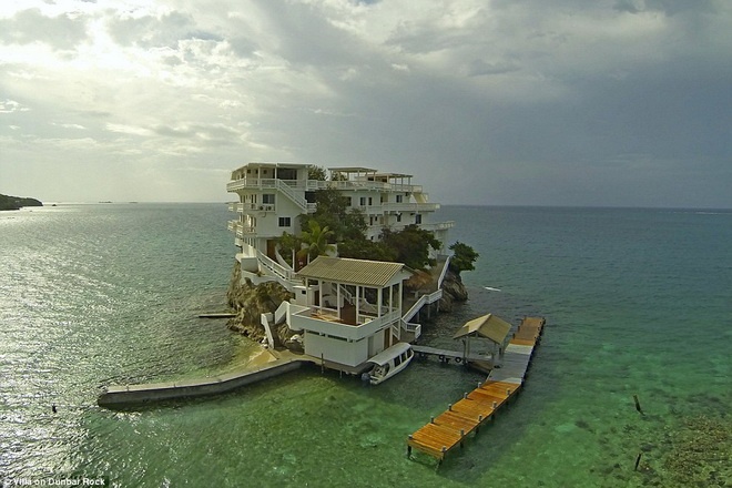 Khu nghỉ dưỡng nằm ở quần đảo Guanaja, cách Honduras 70 km. Trên khu nghỉ dưỡng có cả quán bar.